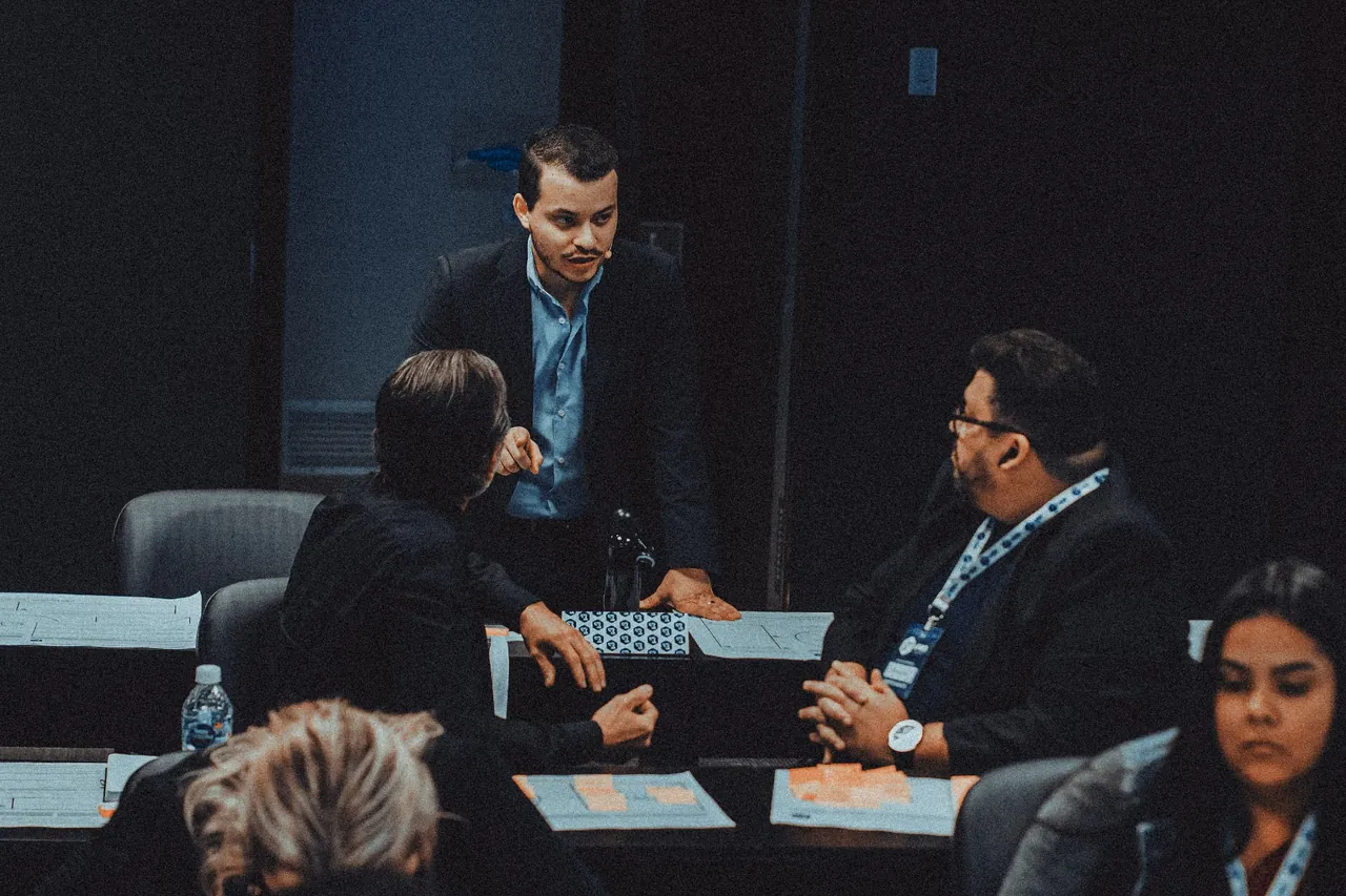 Sessão de trabalho da Hineni com empresários